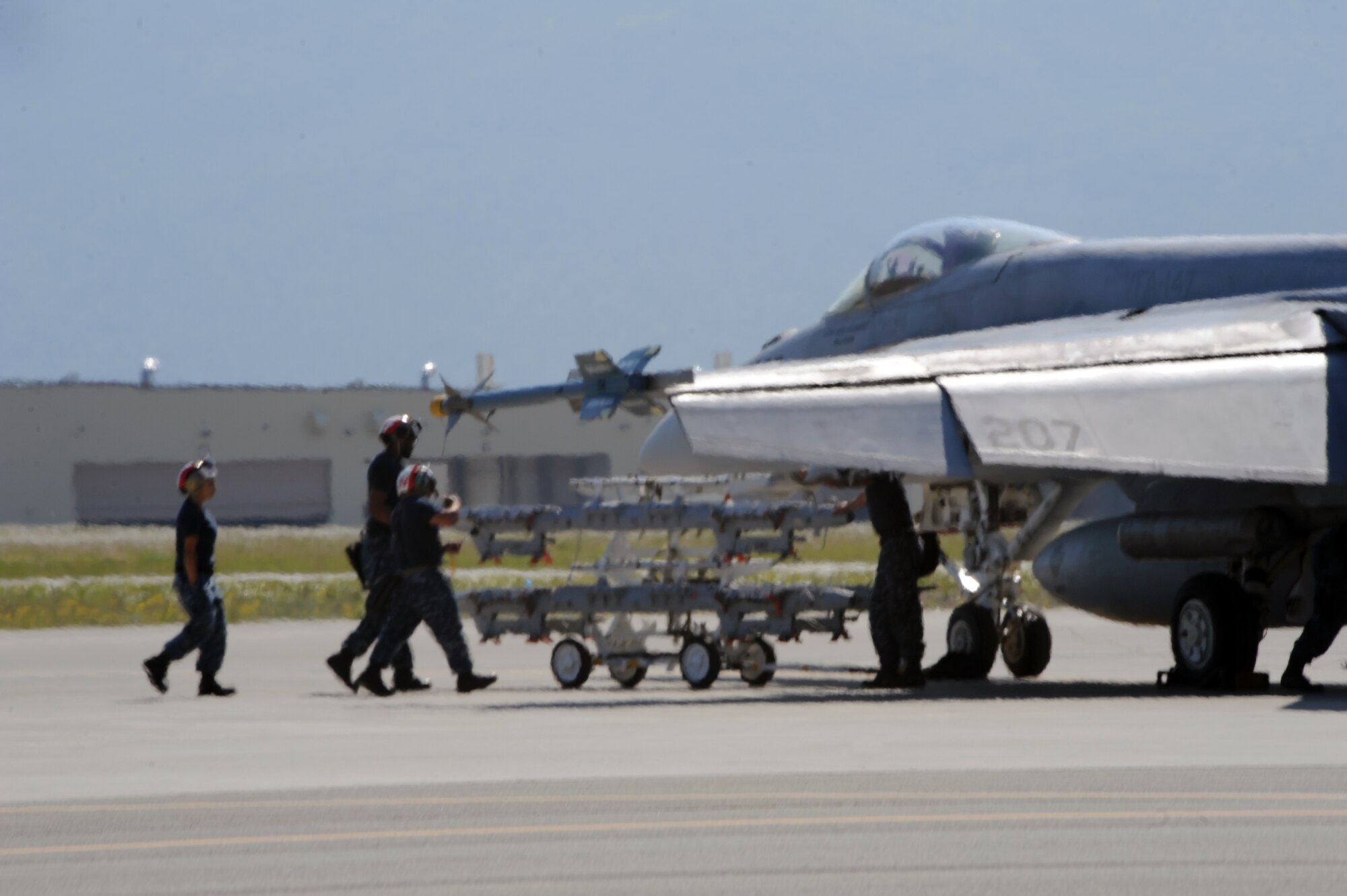 Crew members prepare a U.S. Navy F/A-18F Super Hornet from the Strike Fighter Squadron 147, Naval Air Station Lemoore, Calif., after it returned from a mission during Exercise Northern Edge 15 from Joint Base Elmendorf-Richardson, June 17, 2015. Northern Edge 15 is Alaska’s premier joint training exercise designed to practice operations, techniques and procedures as well as enhance interoperability among the services. Thousands of participants from all services, from active duty, Reserve and National Guard units, are involved. (U.S. Air Force photo/Staff Sgt. William Banton)‪
