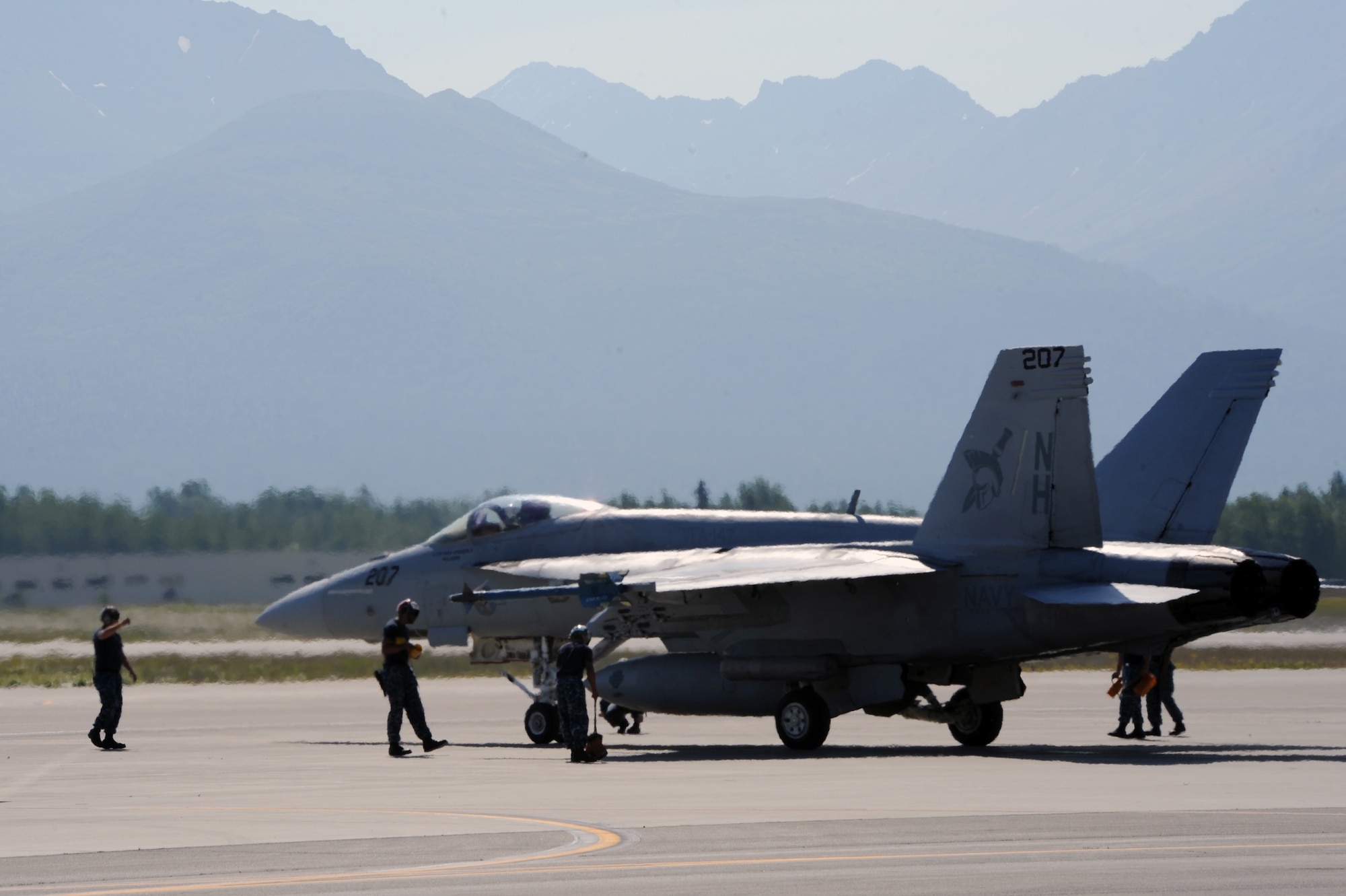 Crew members prepare a U.S. Navy F/A-18F Super Hornet from the Strike Fighter Squadron 147, Naval Air Station Lemoore, Calif., after it returned from a mission during Exercise Northern Edge 15 from Joint Base Elmendorf-Richardson, June 17, 2015. Northern Edge 15 is Alaska’s premier joint training exercise designed to practice operations, techniques and procedures as well as enhance interoperability among the services. Thousands of participants from all services, from active duty, Reserve and National Guard units, are involved. (U.S. Air Force photo/Staff Sgt. William Banton)‪