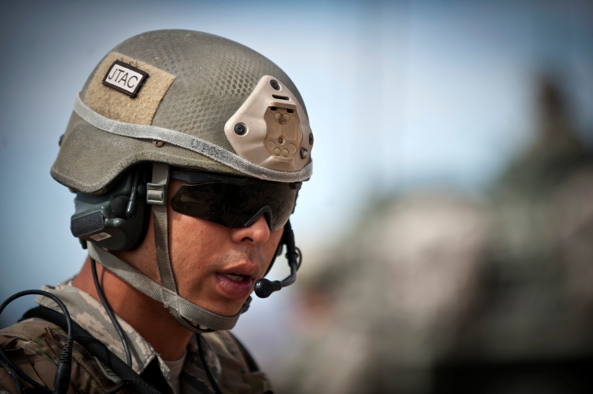 A Joint Terminal Attack Controller assigned to the 7th Air Support Operations Squadron, Fort Bliss, Texas, uses a radio to direct the pilot of an F-16 Fighting Falcon toward designated targets during a Green Flag 15-08 training scenario June 12, 2015 at the National Training Center, Fort Irwin, Calif. The JTAC pictured is conducting a “talk on,” during which a controller communicates navigational information as well as calls for fire to a pilot in the air in order to support the needs of the ground commander. (U.S. Air Force photo by Senior Airman Joshua Kleinholz)  