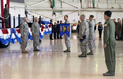 Army Maj. Gen. William Freeman, Mississippi adjutant general, and Air Force
Maj. Gen. Alex Roberts, commander of the Mississippi Air National Guard,
preside over the presentation of the guidon from Air Force Col. William
Platt (center facing), commander of the 286th Air Operations Group at
Meridian Air National Guard Base, April 8, 2011.