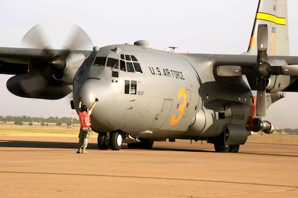 Air Force Master Sgt. Jeff Tschacher, 153rd Aircraft Maintenance Squadron,
Wyoming Air National Guard, directs a C-130H Hercules equipped with the
Modular Airborne Fire fighting System, or MAFFS, to start engine two in
preparation to fight wildfires burning in Texas, April 19, 2011. MAFFS is
capable of dispensing 3,000 gallons of water or fire retardant in less than
five seconds. The wildfires have spread across various parts of Texas and
have burned 1.6 million acres miles of land.