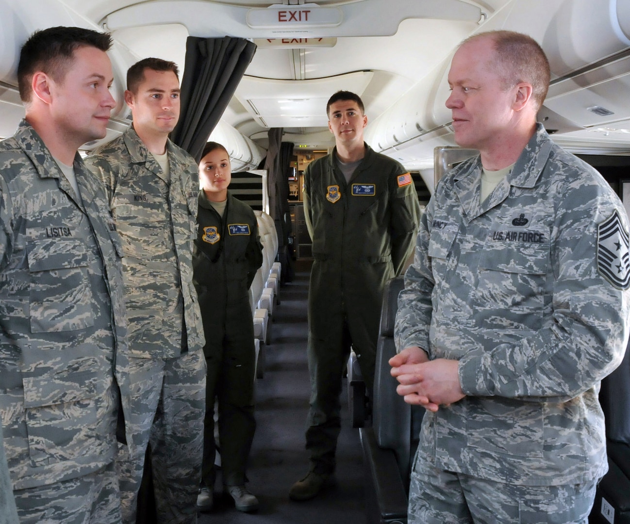 Air Force Command Chief Master Sgt. Christopher Muncy, Air National Guard
Command Chief, talks with crewmembers from the 201st Airlift Squadron during
a visit to District of Columbia Air National Guard, April 17, 2011. The
Chief was invited to talk with the Airmen of 113th at an informal town hall
meeting and also visited work centers around the wing.