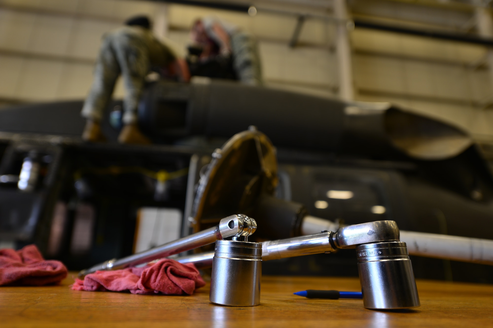 U.S. Army 128th Aviation Brigade Advanced Individual Training students work on a UH-60 Blackhawk’s main rotor hub at Fort Eustis, Va., June 18, 2015. The main rotor hub propels the aircraft’s blades enabling it to travel to and from various missions. (U.S. Air Force photo by Staff Sgt. Natasha Stannard/Released)