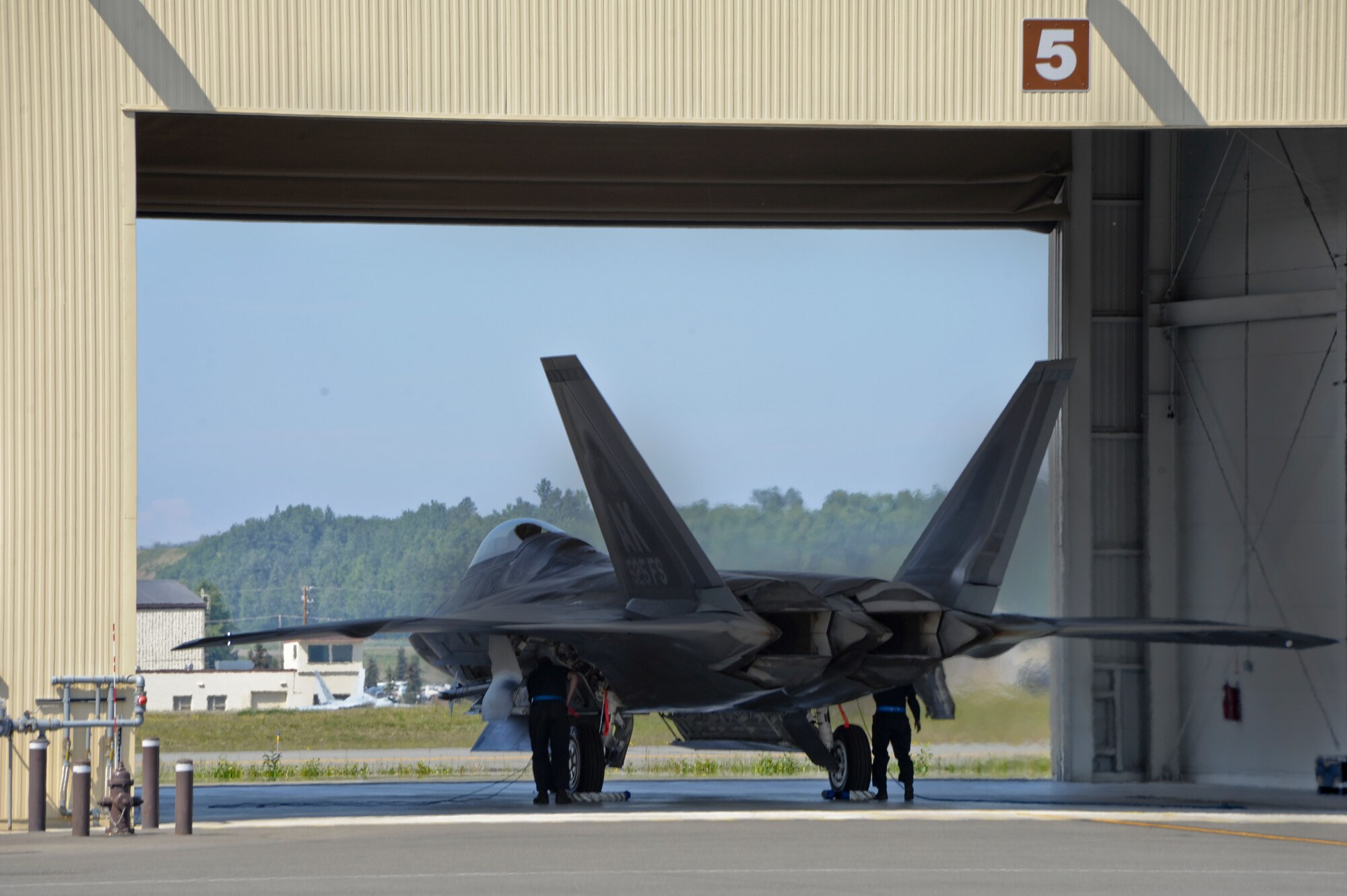 Crew members work on a F-22 Raptor from the 525 Fighter Squadron after it returned from a mission during Exercise Northern Edge 15 at Joint Base Elmendorf-Richardson, June 18, 2015. Northern Edge 15 is Alaska’s premier joint training exercise designed to practice operations, techniques and procedures as well as enhance interoperability among the services. Thousands of participants from all services; active duty, Reserve and National Guard units are involved. (U.S. Air Force photo by Staff Sgt. William Banton)‪