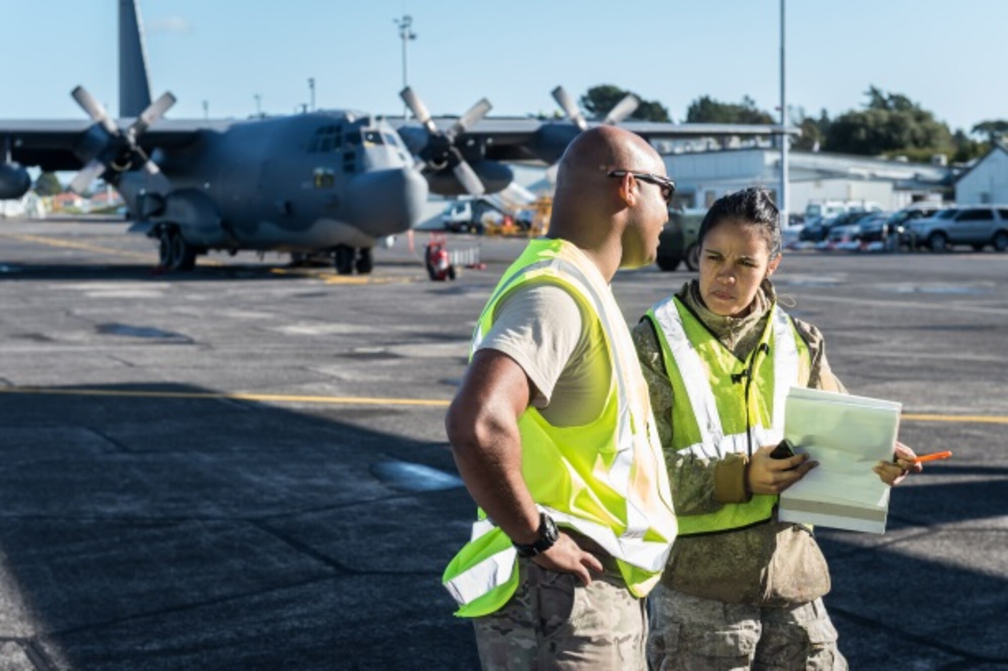 New Zealand Army Lance Corporal Powhiri Mete (right) speaks with U.S. Air Force Tech. Sgt. Robert Potts (left), a flight engineer from the 1st Special Operations Squadron on the flight line June 22, 2015 at Whenuapai, New Zealand, during the Exercise Flash Lantern Net.  Members from the 353rd Special Operations Group and the Royal New Zealand Air Force and Army are participating in Exercise Flash Lantern Net June 18-27 at Royal New Zealand Air Force Base Auckland in New Zealand. (New Zealand Defense Force photo by Roderick Mackenzie)
