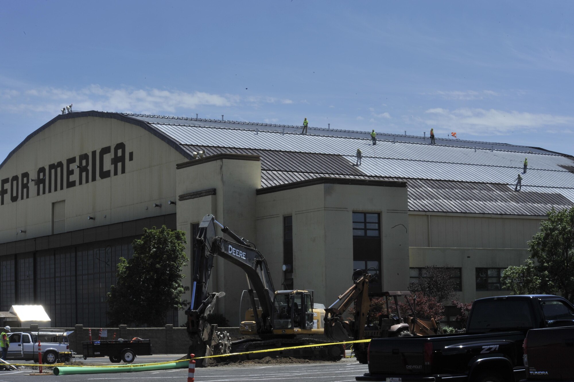 Contractors repaint the maintenance hangar’s roof June 18, 2015, at Fairchild Air Force Base, Wash. Contractors have to pressure wash the roof first and get it down to the bare metal. From there, they spray down a proxy primer and, once done, they come through and put down a brown coating. (U.S. Air Force photo/Airman 1st Class Taylor Bourgeous)