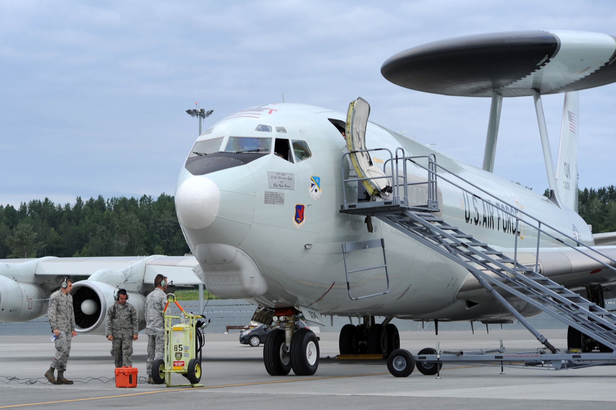 Maintenance crew members prepare a U.S. Air Force E-3G Airborne Warning and Control System aircraft for take off during Exercise Northern Edge June 25, 2015. Thousands of service members from all the branch services including active duty, Reserve and National Guard units participated. (U.S. Air Force photo/ Staff Sgt. William Banton)
