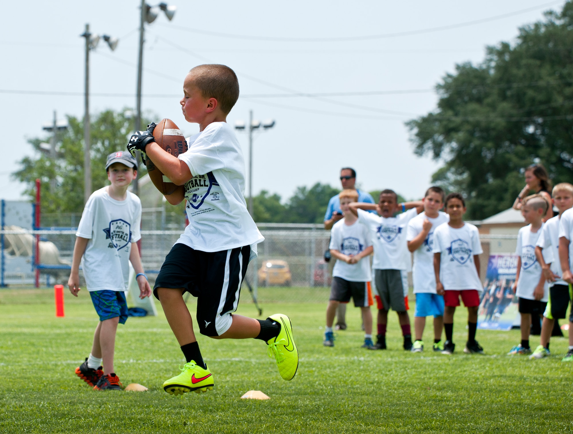 Baltimore Ravens wide receiver hosts youth football camp > Eglin