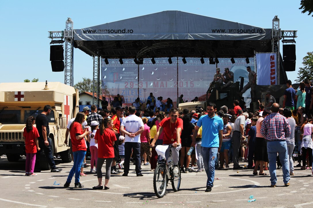 Thousands of Romanians attended the Ovidiu City Days event, May 31, to commemorate the town’s anniversary and celebrate National Children's’ Day in Romania.  U.S. Marines with Black Sea Rotational Force and service members from the Romanian Army volunteered at the event. (Official U.S. Marine Corps photo by 1st Lt. Sarah E. Burns)