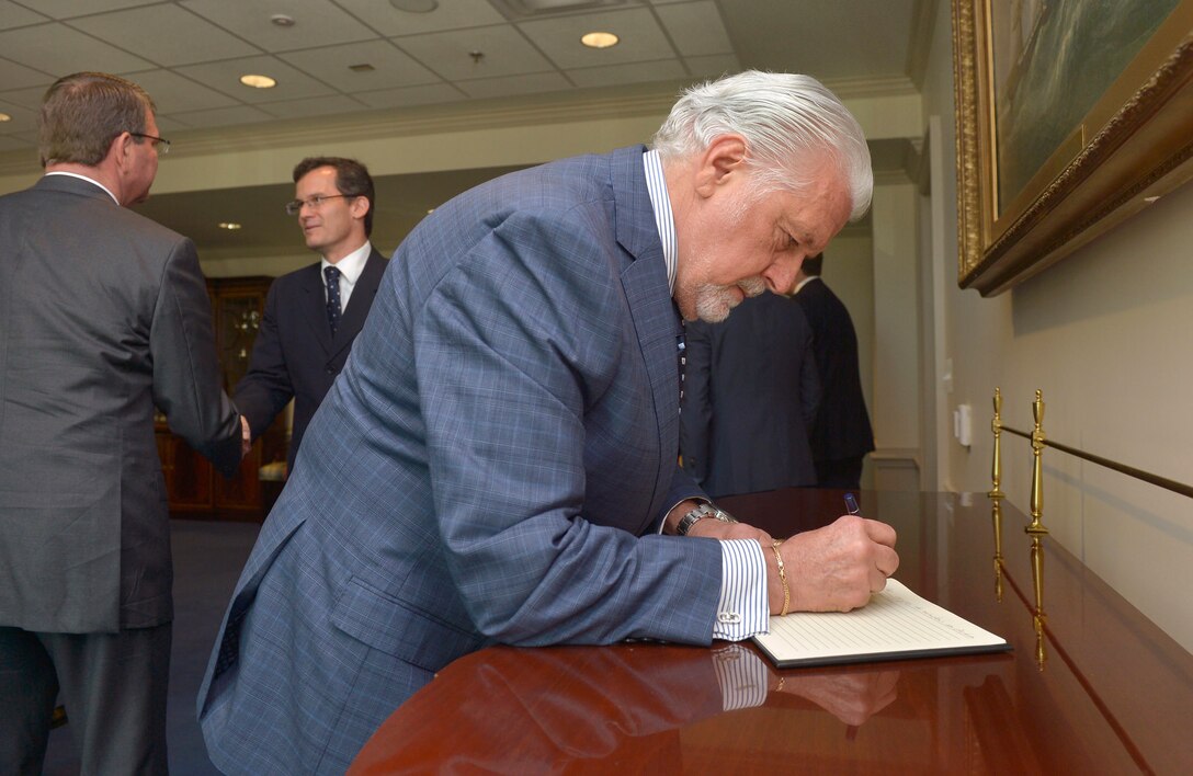 Brazilian Defense Minister Jaques Wagner signs the guest book before meeting with U.S. Defense Secretary Ash Carter at the Pentagon, June 29, 2015. 