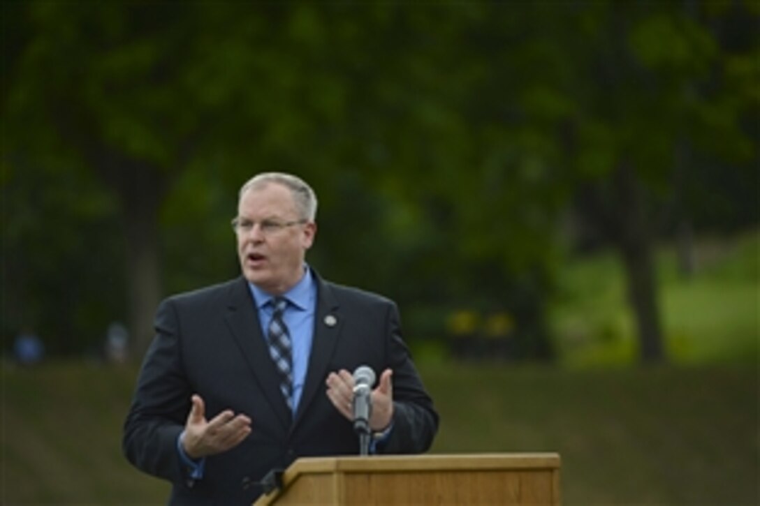 Deputy Defense Secretary Bob Work delivers remarks during the closing ceremony of the 2015 Department of Defense Warrior Games on Marine Corps Base Quantico, Va., June 28, 2015. 