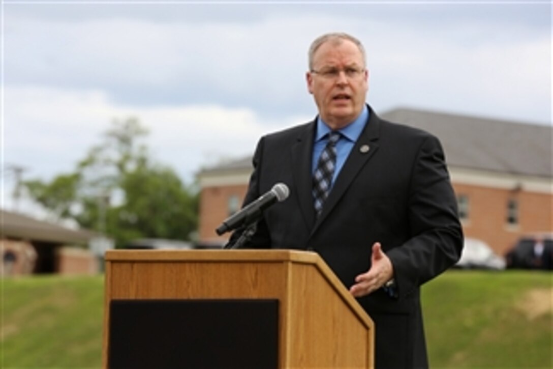 Deputy Defense Secretary Bob Work delivers remarks to U.S. and British athletes, family members and other attendees at the closing ceremony of the 2015 Department of Defense Warrior Games on Marine Corps Base Quantico, Va., June 28, 2015.
