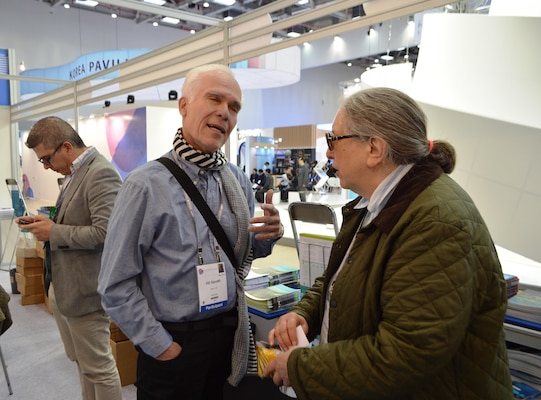 Mr. Garcetti (left), UNESCO-IHE Cultural Ambassador, speaking with an attendee at the WWF