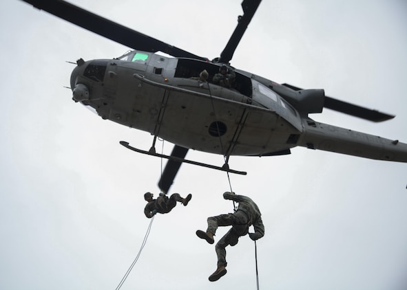 Marines learn to master the ropes during helicopter suspension ...