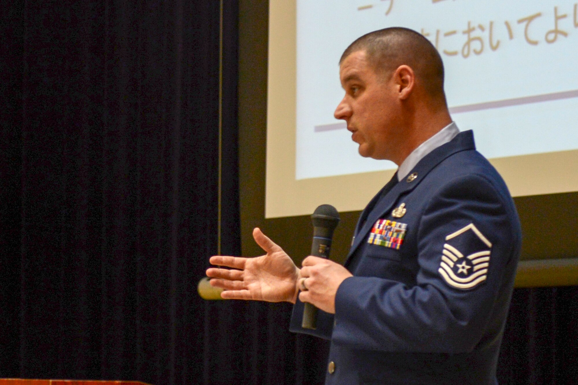 Master Sgt. Jonas McVey, 374th Airlift Wing master resiliency trainer, briefs Japan Self-Defense Forces members on interpersonal problem solving at the Ministry of Defense in Tokyo, March 3, 2015. The technique is a five-step process to conflict resolution. (U.S. Air Force photo by Airman 1st Class David C. Danford/Released)