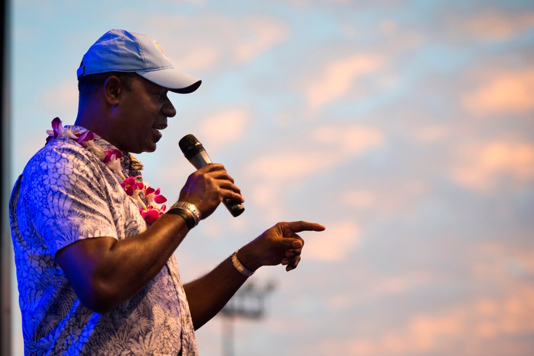 Actor Dennis Haysbert addresses service members and their families on Joint Base Pearl Harbor–Hickam, Hawaii, March 9, 2015.