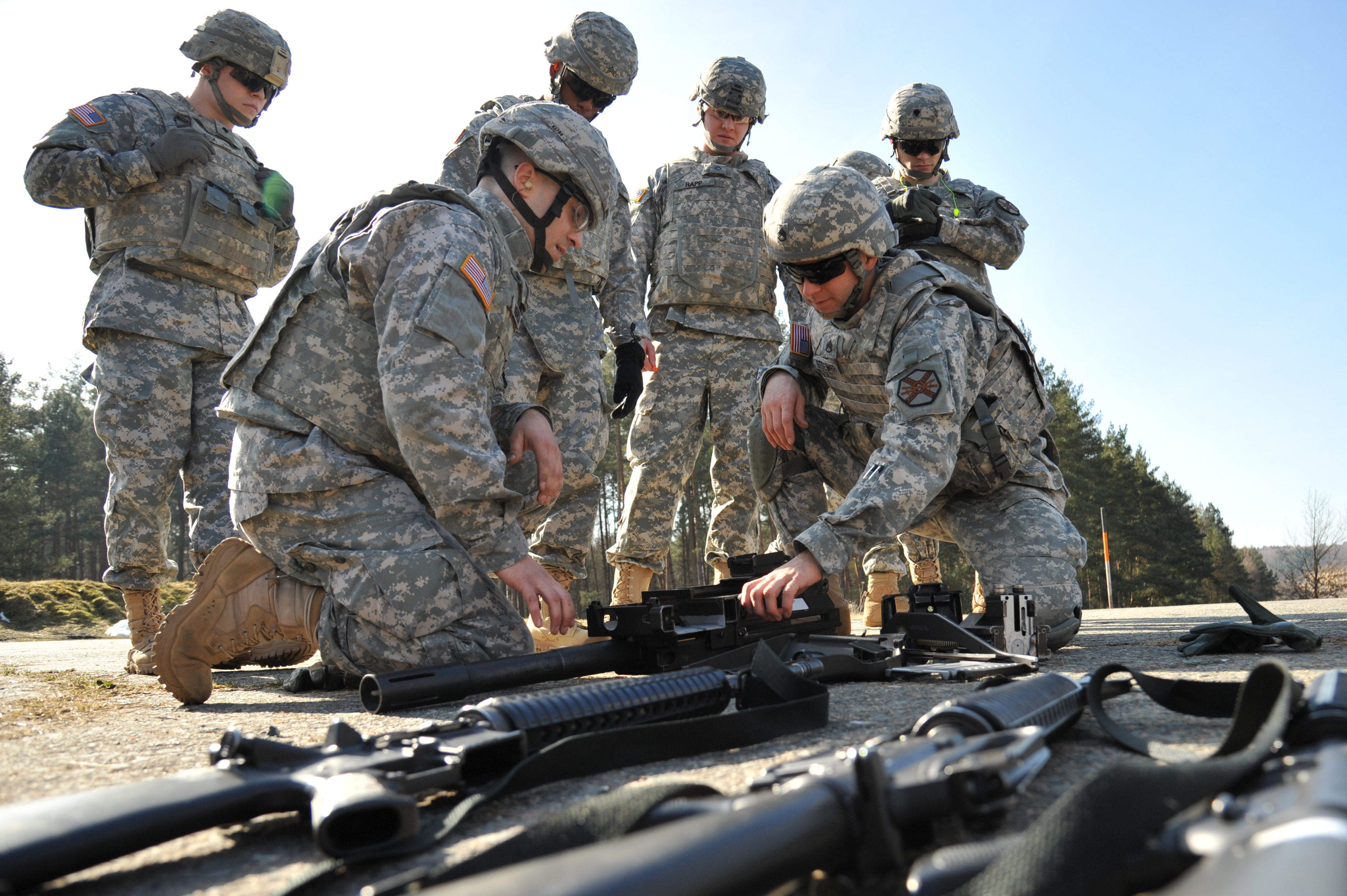 U S Army Soldiers Assemble An Grenade Launcher During The Installation Management Command Europe Best Warrior Competition U S Army Soldiers Assemble An Grenade Launcher During The Installation Management Command Europe Best Warrior Competition
