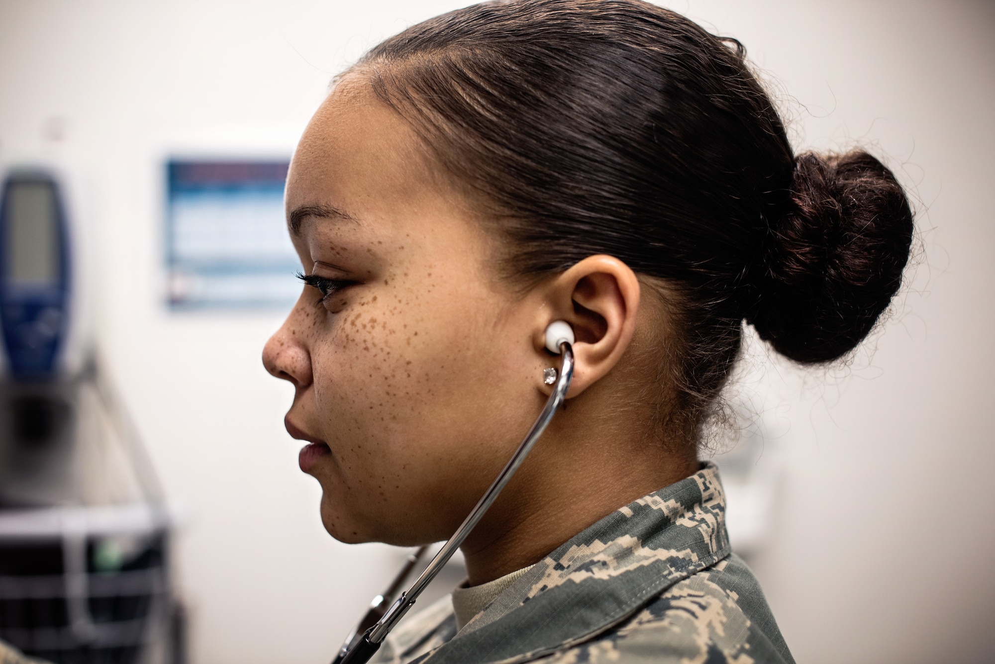 Airman 1st Class Kaylin Brown, 87th Medical Operations Squadron medical technician, treats a patient March 4, 2015 at the clinic on Joint Base McGuire-Dix-Lakehurst, N.J. The 87th MDOS provides patient care, preventative medicine, treat sicknesses and injuries for all service members and their dependents on JB MDL. With nearly 40,000 people on the base, medical technicians see about 20 patients per day. (U.S. Air Force photo/Staff Sgt. Katherine Tereyama)