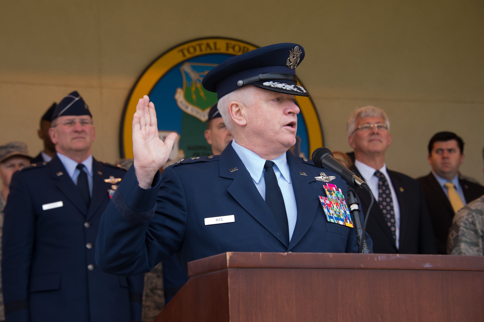 Major Gen. Scott Rice, adjutant general for the state of Massachusetts,
administers the oath of office to a class of graduating cadets at Air Force
Officer Training School, Maxwell Air Force Base, Alabama, March 13, 2015.
The class of 106 new officers is the first to graduate as a combined class,
with students representing the regular Air Force, Reserve and Guard.
Previously, Guard cadets commissioned through the Air National Guard's
Academy of Military Science here. Now, all cadets from the total force will
commission through OTS.  (U.S. Air Force photo by Melanie Cox) 
