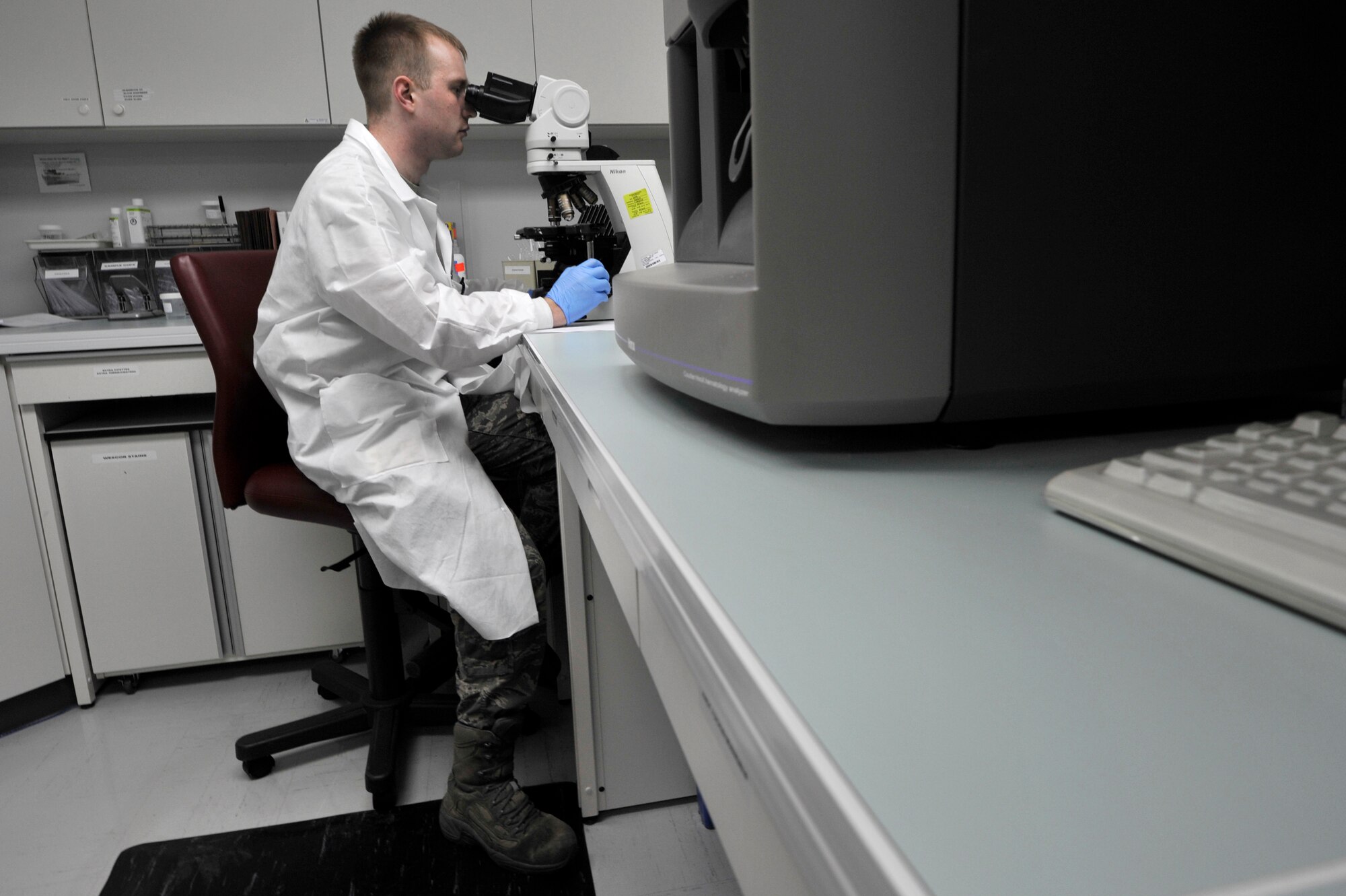 U.S. Air Force Senior Airman Rion Urven, 35th Medical Support Squadron medical lab technician, conducts a manual complete blood count at Misawa Air Base, Japan, March 11, 2015. As part of a medical blood test diagnostic, Urven checks the count of white blood cells, red blood cells and platelets, identifying any unusual counts which could indicate disease. (U.S. Air Force photo by Senior Airman Jose L. Hernandez-Domitilo/Released)