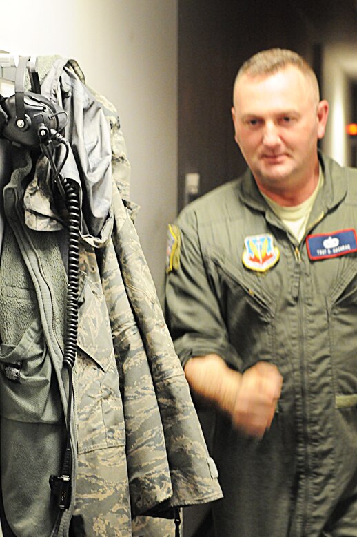 Tech. Sgt. David Cochran, a maintainer with the 113th Wing’s Aerospace Control Alert (ACA) Detachment sprints to the aircraft hangar to generate the F-16 Fighting Falcon aircraft as a response to a real-world red alarm scramble March 14. The D.C. ACA Detachment reached a milestone of responding to 5,000 alert events March 21, a historic first in the nation. (Air National Guard photo by Master Sgt. Becky Vanshur)