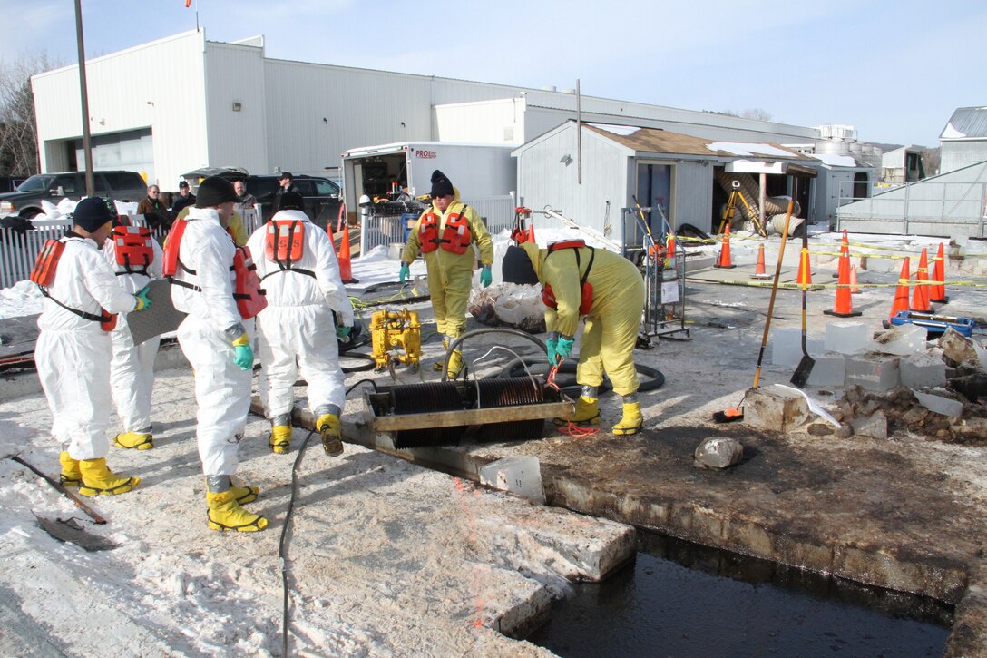 Alaska Clean Seas’ Advanced Oil Spill Response students recently prepared a mechanical skimmer as part of their hands-on training with oil spill recovery equipment hosted at ERDC-CRREL’s Geophysical Research Facility. 