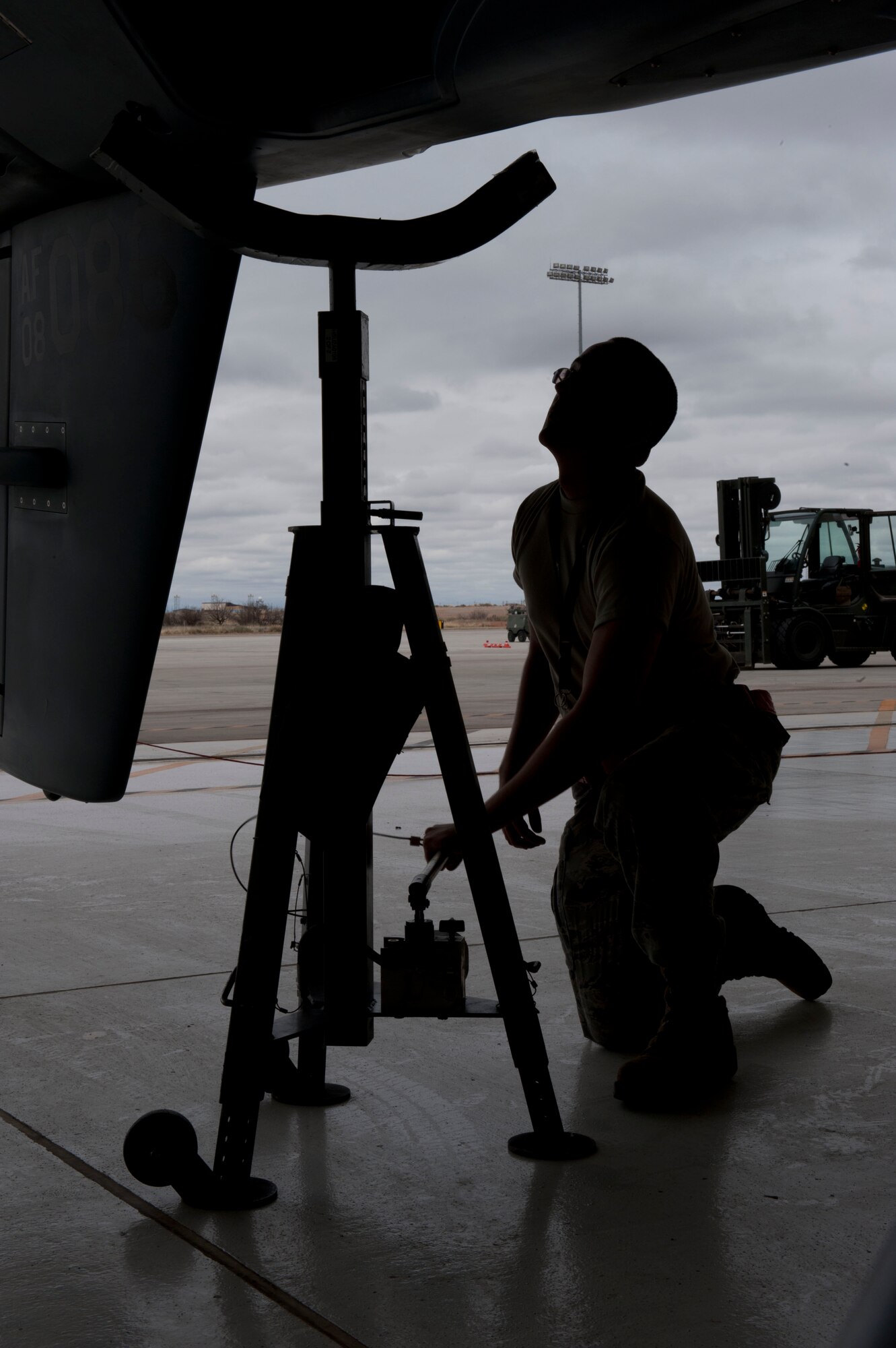 Senior Airman Peter May, 49th Aircraft Maintenance Squadron Avionic specialist journeyman, uses an aircraft jack to secure the MQ-9 Reaper at Holloman Air Force Base, N.M. March 18, 2015. Aircraft jacks are used to keep the aircraft from tipping over due to weight differences during the removal and replacement of certain aircraft parts. (U.S. Air Force photo by Staff Sgt. E’Lysia A. Wray/Released)