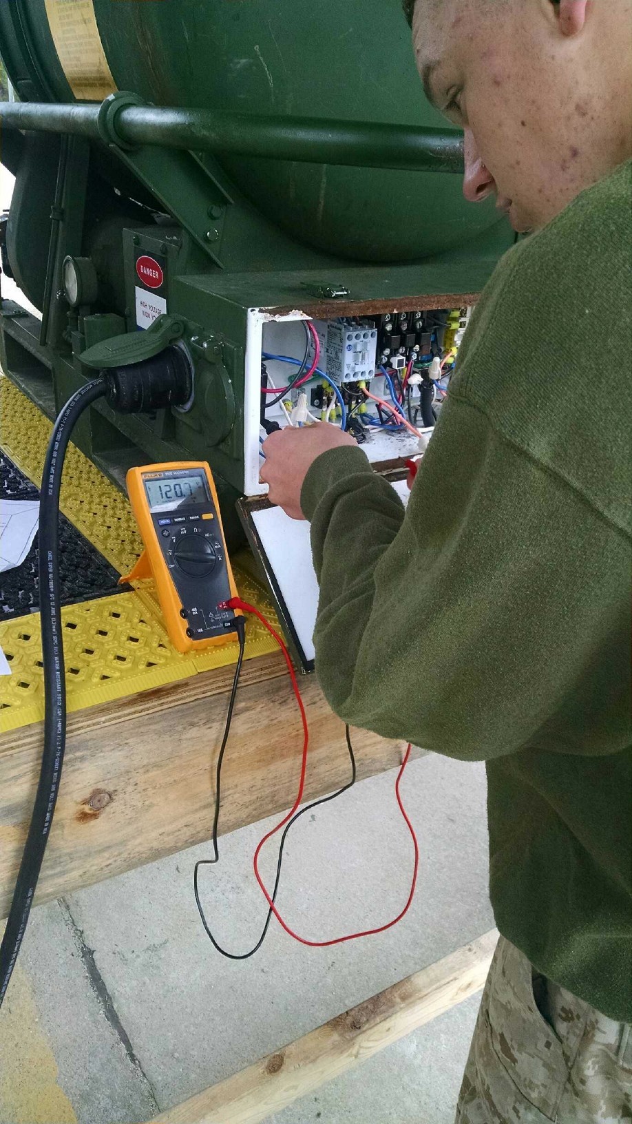 A Marine from BEEEST 4-15 conducts practical application on the M80 water heater.