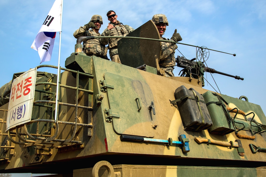 U.s. Soldiers Give The Thumbs-up And Get Familiar With A South Korean K 