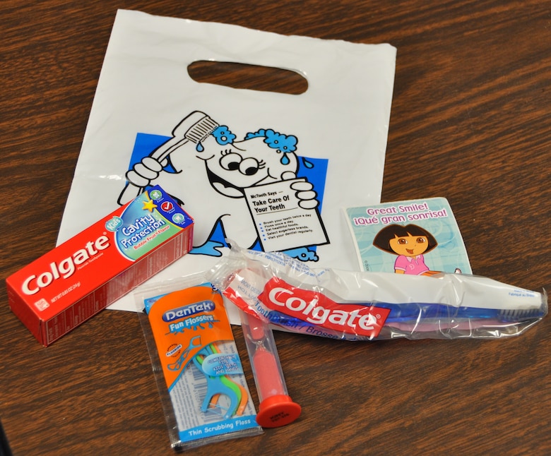 433rd AMDS shines with students on dental hygiene > 433rd Airlift Wing