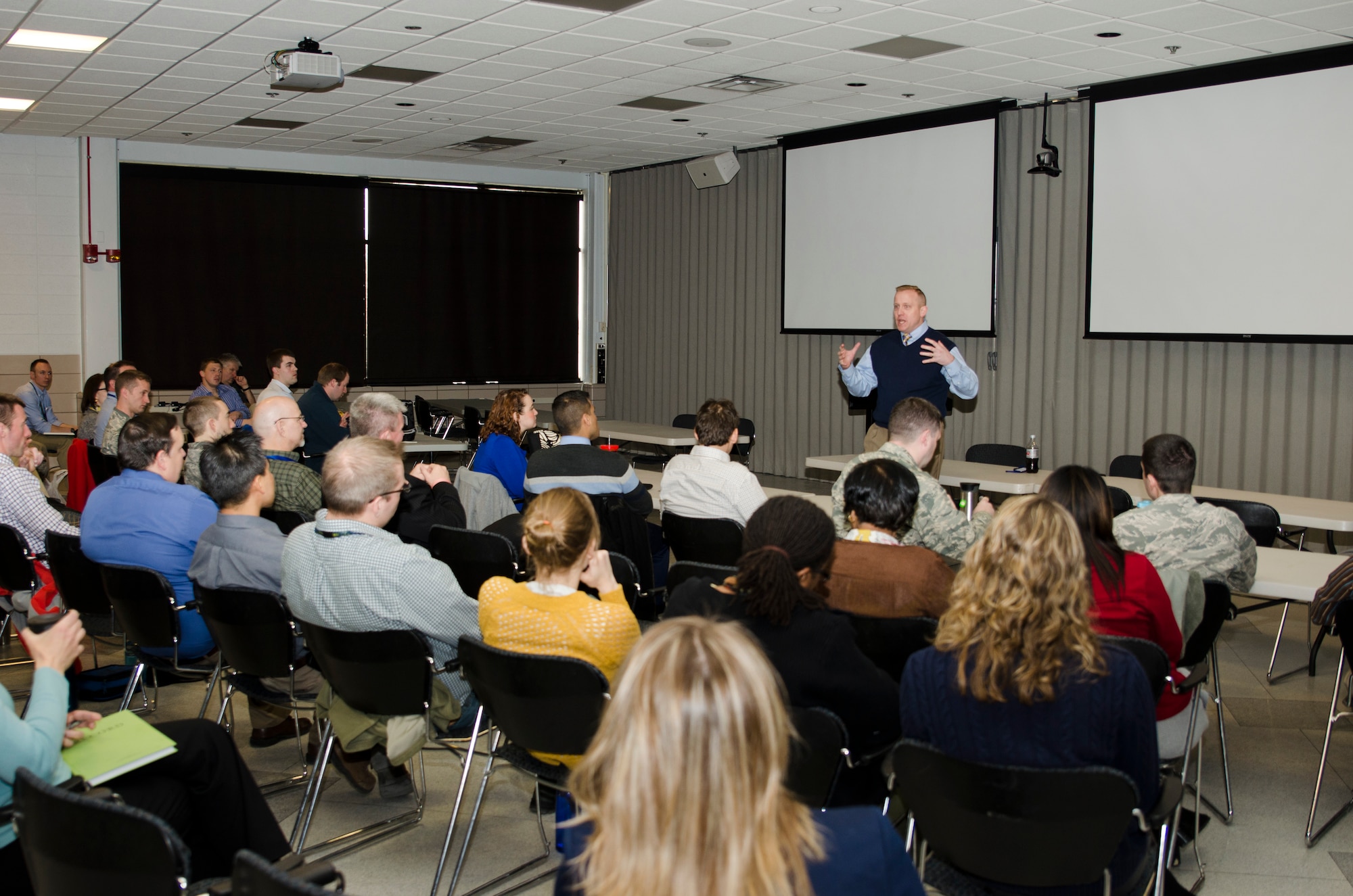 AFRL's Chief Technology Officer answers questions from the junior workforce
during an open forum on March 23. The event allowed AFRL staff to gain
insight on career development and mentorship from the experiences of one of
the organization's senior leaders. (U.S. Air Force photo/Mikee Huber)