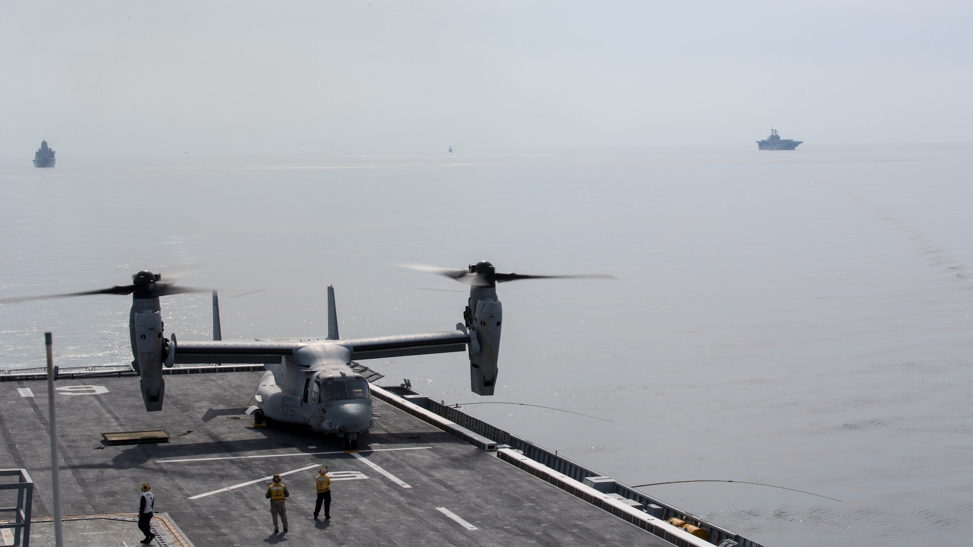 A U.S. Marine Corps MV-22B Osprey lands on the flight deck of the Republic of Korea ship Dokdo (LPH 6111), at sea, March 26, 2015. This was the first time an Osprey has landed on a ROK amphibious assault ship. The aircraft is with Marine Medium Tiltrotor Squadron 262 (Reinforced), 31st Marine Expeditionary Unit. The Marines of the 31st MEU are embarked aboard the forward-deployed amphibious assault ship USS Bonhomme Richard (LHD 6) and are currently participating in Korean Marine Exchange Program 15 during the MEU’s annual Spring Patrol of the Asia-Pacific region. 