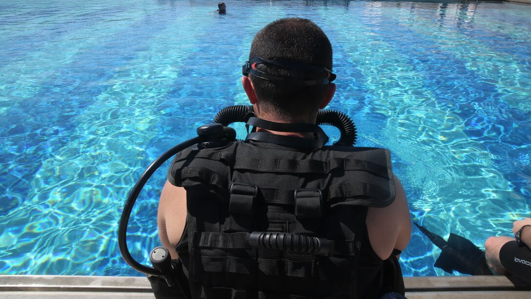 A 1st Marine Special Operations Battalion critical skills operator waits to enter a pool at the Army Special Forces Underwater Operations Training School, Feb. 16, 2015, in Key West, Fla. The operator’s team spent a week in Key West practicing various maritime operations skill sets, further solidifying the development of their techniques, tactics and procedures and their standard operating procedures.