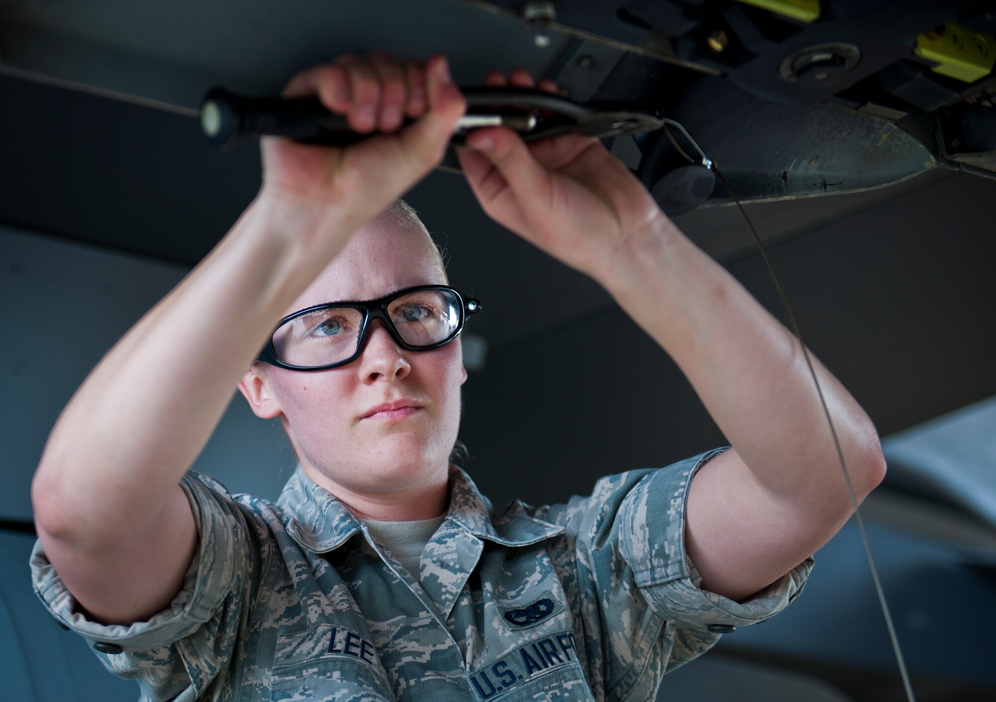 Airman 1st Class Kyndle Lee, 96th Aircraft Maintenance Squadron, prepares the wire used in the loading of an MK-82 onto F-16 Fighting Falcon during the squadron’s first quarter weapons load competition March 19 at Eglin Air Force Base, Fla.  The Red F-15 Eagle team battled the Blue F-16 crew for quickest and most accurate load of a bomb and missile on their respective aircraft.  (U.S. Air Force photo/Samuel King Jr.)