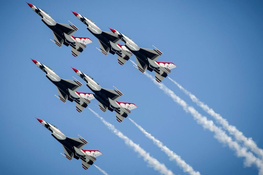 The Thunderbirds Delta Formation perform the Delta Loop maneuver during the Thunder on the Bay Air Show on Keesler Air Force Base, Miss., March 28, 2015. 