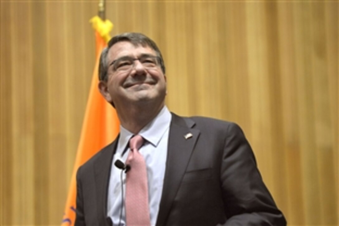 Defense Secretary Ash Carter greets the audience before participating in a roundtable discussion with members of the Institute for Veterans and Military Families at Syracuse University in Syracuse, N.Y., March 31, 2015. Carter spoke about his “force of the future” initiative.