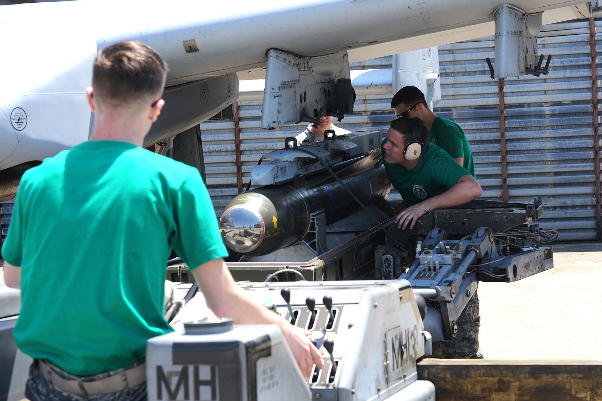 U.S. Air Force members with the 25th Aircraft Maintenance Unit, load munitions onto an F-16 Fighting Falcon during the 2015 peninsula-wide load competition at Kunsan Air Base, Republic of Korea, April 25, 2015. The competition  had six teams representing the 35th and 80th Aircraft Maintenance Units, the 120th Expeditionary AMU, ROKAF’s 38 Maintenance Squadron, and the 36th and 25th AMUs from Osan AB. (U.S. Air Force photo by Senior Airman Divine Cox/Released)