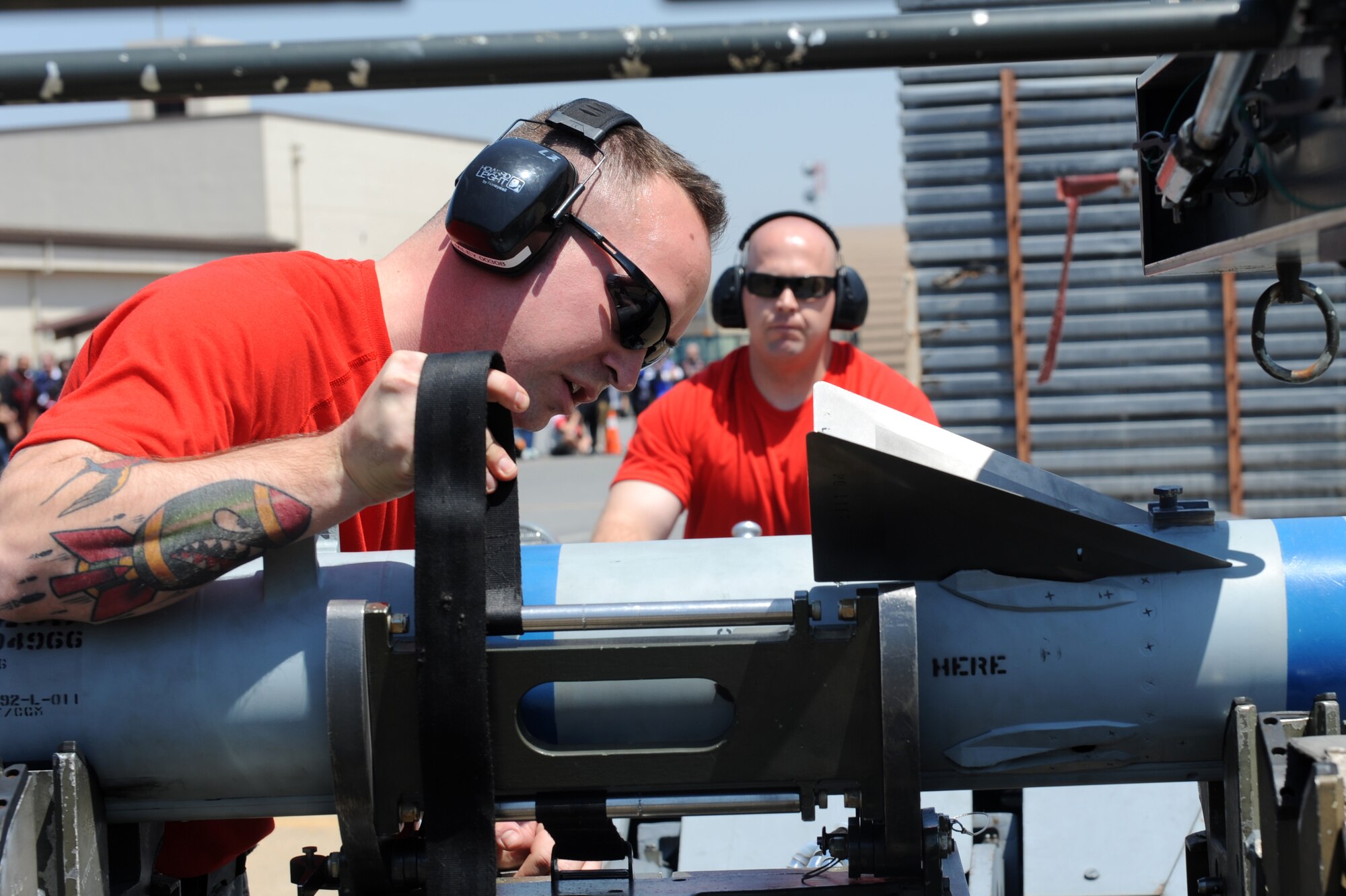 U.S. Air Force members with the 120th Expeditionary Aircraft Maintenance Unit, prepare to load munitions onto an F-16 Fighting Falcon during the 2015 peninsula-wide load competition at Kunsan Air Base, Republic of Korea, April 25, 2015. The competition  had six teams representing the 35th and 80th Aircraft Maintenance Units, the 120th Expeditionary AMU, ROKAF’s 38 Maintenance Squadron, and the 36th and 25th AMUs from Osan AB. (U.S. Air Force photo by Senior Airman Divine Cox/Released)