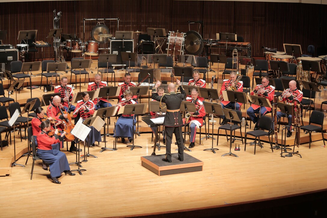 “The President’s Own” U.S. Marine Band returned to the University of Maryland’s Clarice Smith Performing Arts Center in College Park with a special program that Director Lt. Col. Jason K. Fettig built around the four classical elements: fire, water, earth, and air. Music is often the representation and inspiration of the world both around and within us and this concert explores the classical elements in classical music, from fire in Igor Stravinsky’s Fireworks to water in Leonard Bernstein’s Symphonic Suite from On the Waterfront, and earth with Darius Milhaud’s depiction of the genesis of the planet itself in La Création du monde. These elements are all tied together by the very wind that powers this grand acoustic ensemble called the concert band.
While the ancient Greeks first presented the concept of the four elements, the Eastern Asian cultures transformed the idea into a belief in the transmission of energy between elements, to include wood and metal. These elements are represented in grand fashion in Jennifer Higdon’s virtuosic Percussion Concerto.