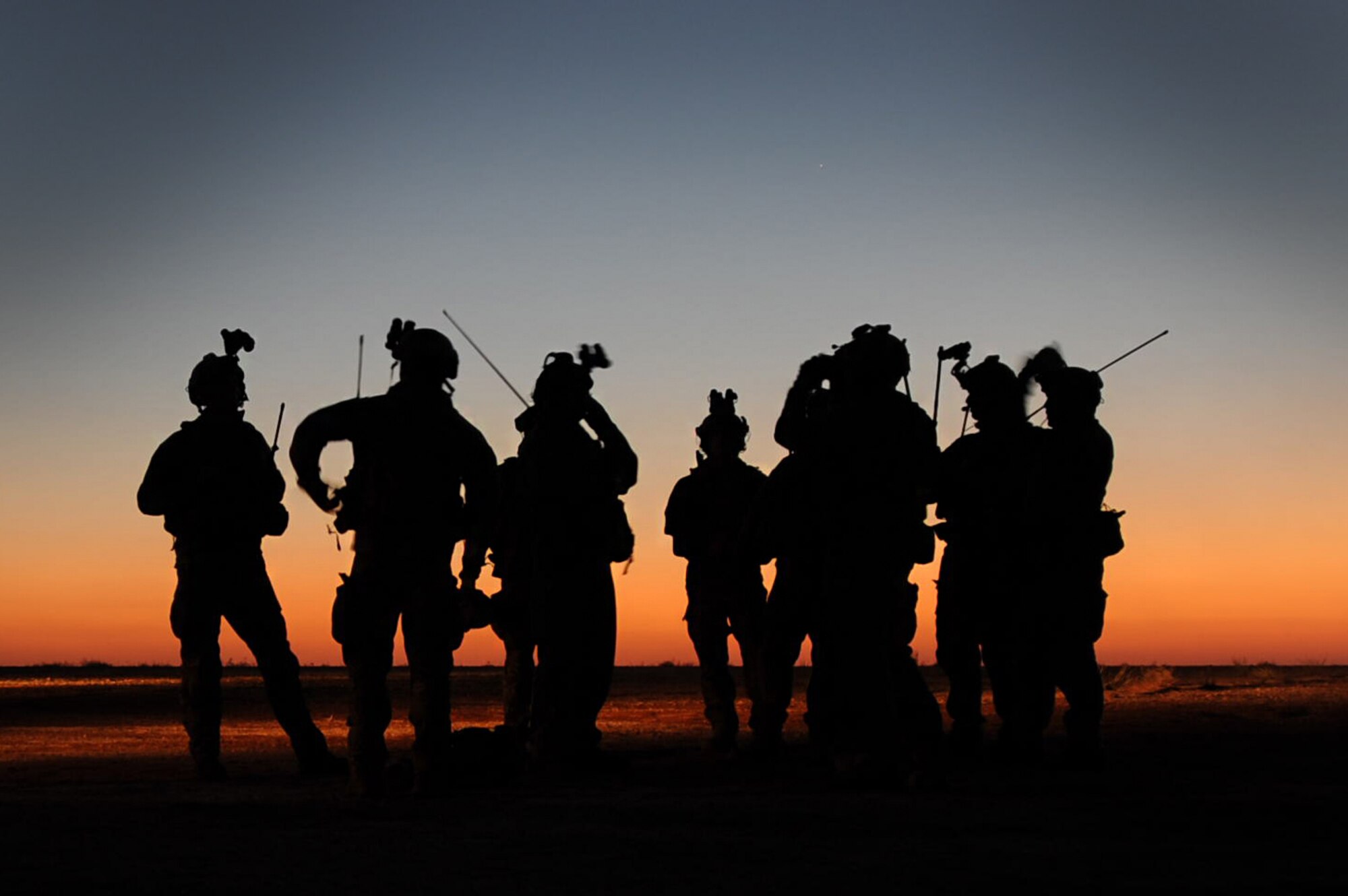 U.S. Army Soldiers from the 193rd Infantry Brigade join U.S. Air Force Airmen from the 26th Special Tactics Squadron to execute a parachute jump as a part of Emerald Warrior April 28, 2015 at Melrose Air Force Range, N.M. Emerald Warrior is the Department of Defense’s only irregular warfare exercise, allowing joint and combined partners to train together and prepare for real world contingency operations. (U.S. Air Force Photo/Airman 1st Class Shelby Kay-Fantozzi)