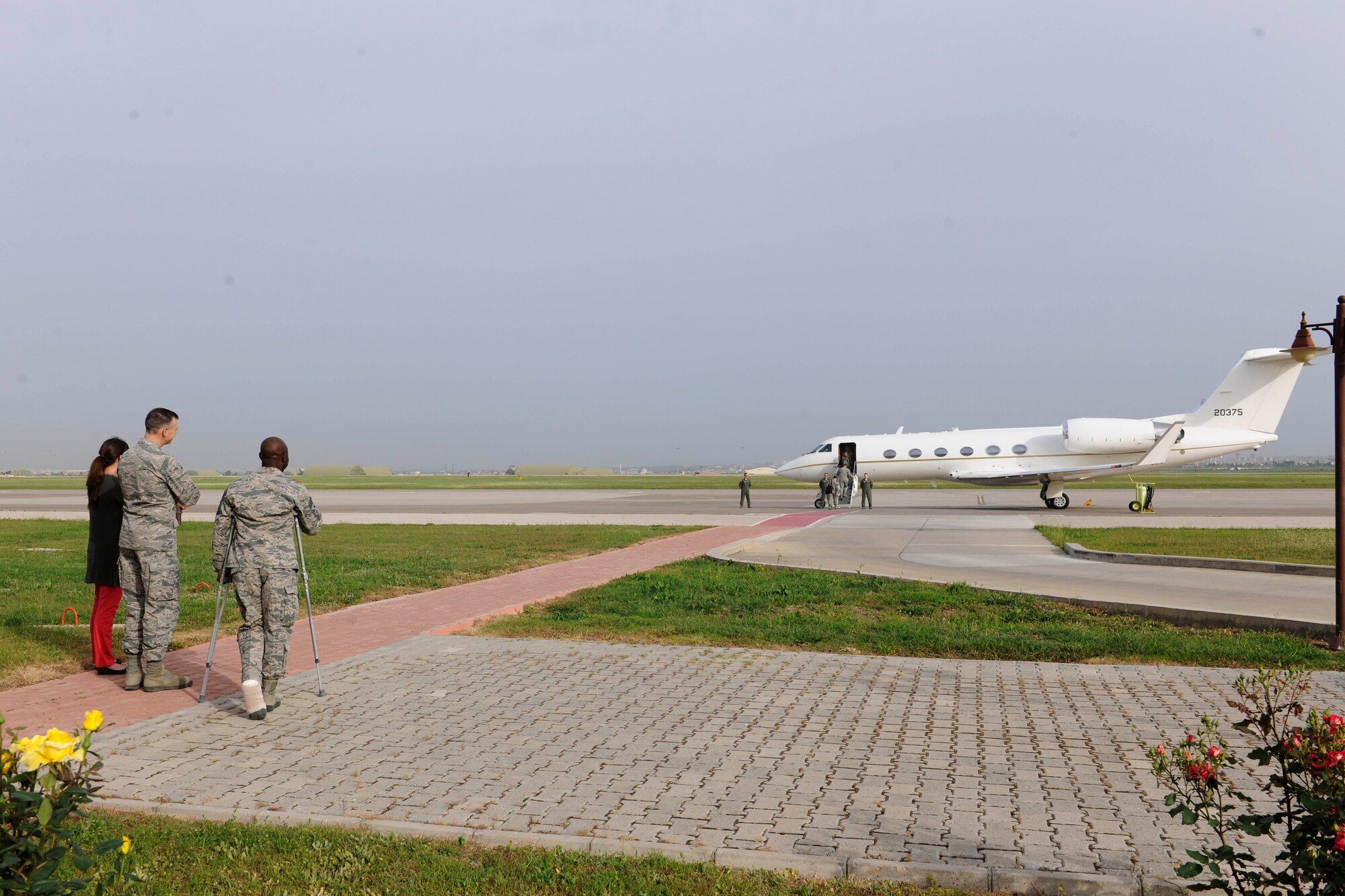 Leadership from the 39th Air Base Wing watch as  Maj. Gen. Christopher Bence, 3rd Air Force and 17th Expeditionary Air Force vice commander, and Chief Master Sgt. Kaleth Wright, 3rd Air Force and 17th Expeditionary Air Force command chief, depart April 29, 2015 at Incirlik Air Base, Turkey. Members of the 3rd Air Force leadership visited Incirlik to gain insight into the mission of the 39th Air Base Wing, speak with Airmen and their families and tour facilities. (U.S. Air Force photo by Senior Airman Krystal Ardrey/Released)