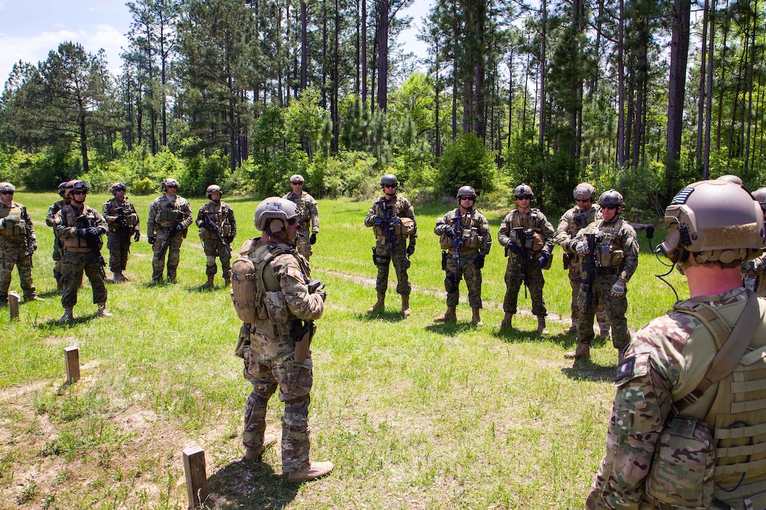 A U.S. Army National Guard Green Beret soldier shares best-practice techniques with U.S. and Chilean special forces soldiers during a bilateral training exchange in support of U.S. Army Special Operations Command South on Camp Shelby, Miss., April 23, 2015. The monthlong exchange aimed to build strong and enduring relations with partner nation forces.