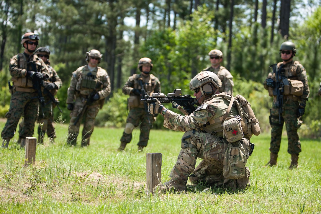A U.S. Army National Guard Green Beret soldier explains special forces weapons tactics and techniques to U.S. and Chilean special forces soldiers during a bilateral training exchange in support of U.S. Army Special Operations Command South on Camp Shelby, Miss., April 23, 2015. 