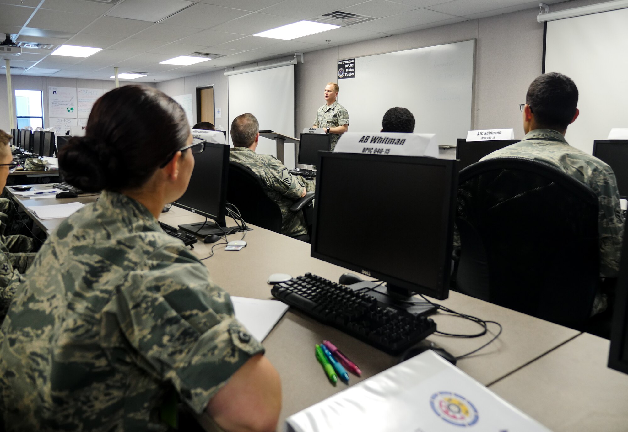Col. Dennis Scarborough, 81st Training Wing vice commander, interacts with Basic Photojournalism Course Class 040-15 students at the Defense Information School, May 1, 2015, Fort Meade, Md. Scarborough visited DINFOS to learn about the different classes offered to Air Force students, interact with Detachment 2, 336th Training Squadron members and DINFOS students. (DoD photo by Joseph Coslett)