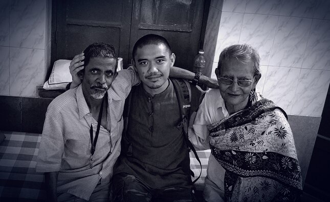 Staff Sgt. Alexander Cedillo, a 60th Logistics Readiness Squadron day-shift supervisor, says goodbye to two men he cared for during his February 2015 trip to Kolkata, India. He volunteered for a month at a hospice house and a home for the mentally challenged. (Courtesy photo)