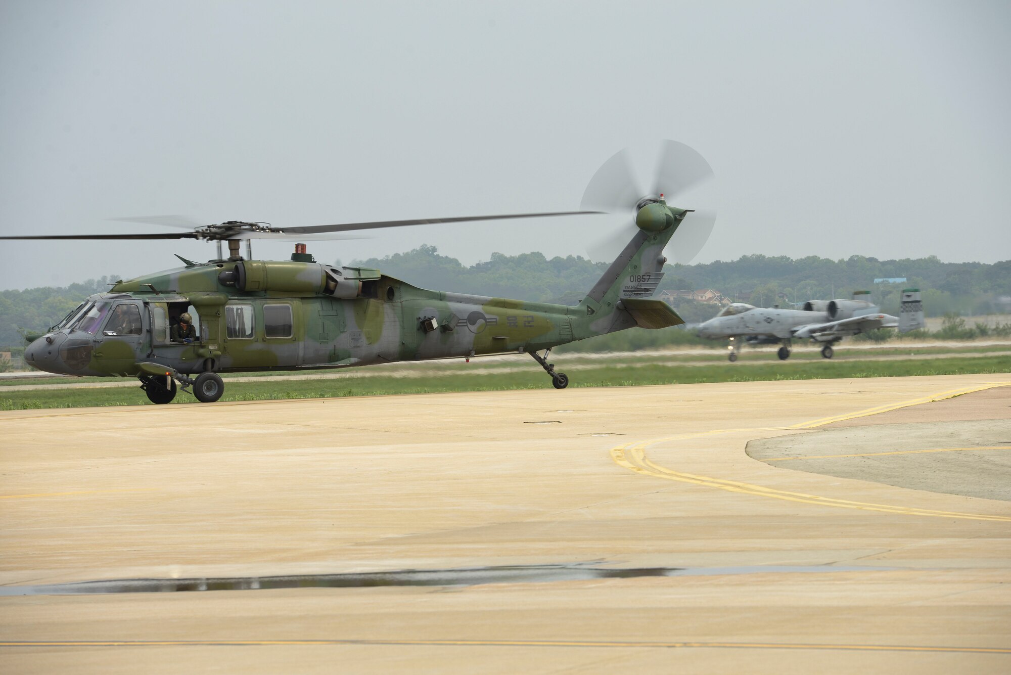 Republic of Korean Army special forces prepare to take off from the flight line as an A-10 takes flight May 12, 2015, at Osan Air Base, ROK. The ROK forces were training with Team Osan Airmen during operational readiness exercise Beverly Midnight 15-02. The two nations frequently train together to stay ready to guard the freedom of 51 million people on the Korean peninsula. (U.S. Air Force photo by Staff Sgt. Jake Barreiro)