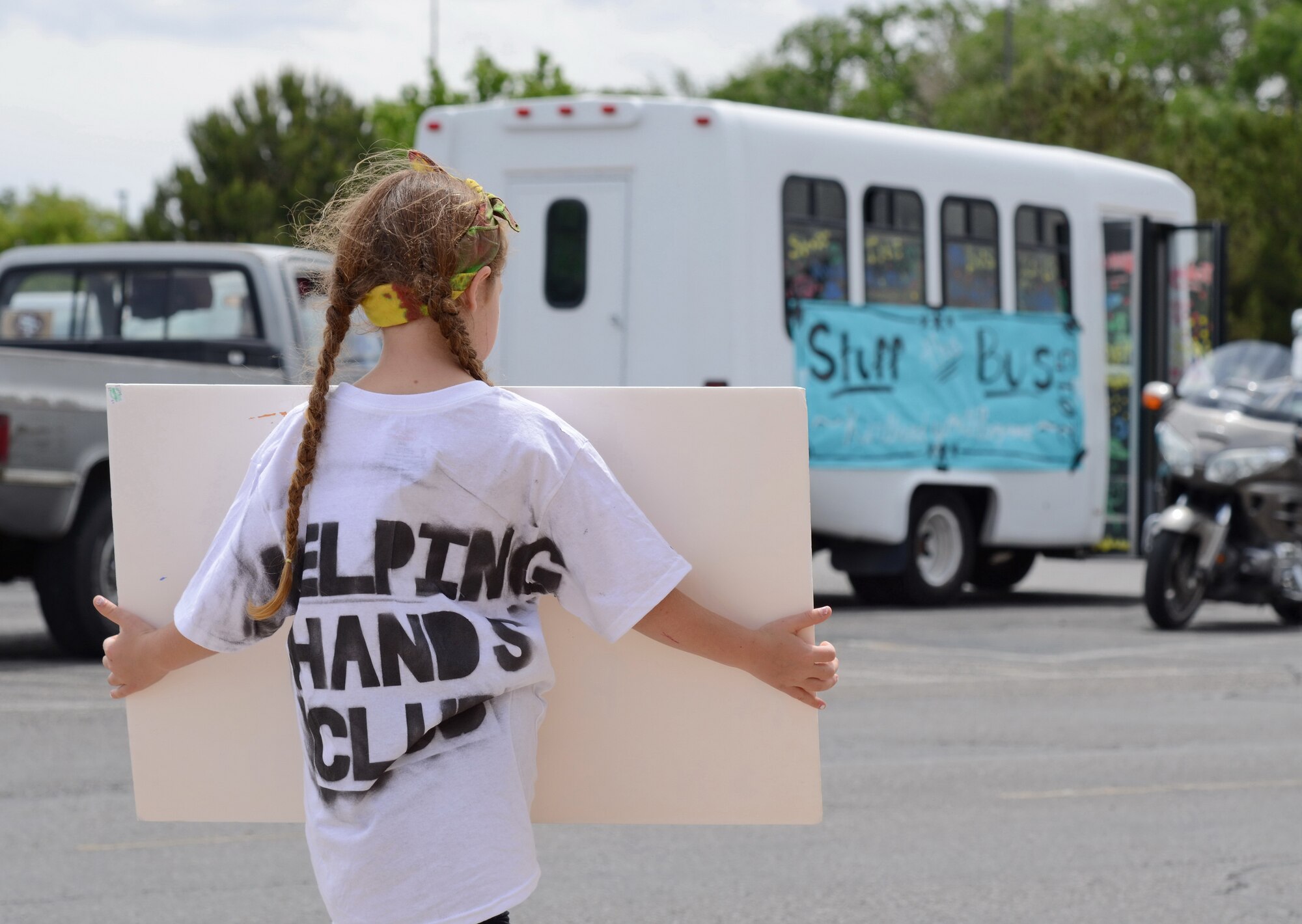 Andrea Rector, one of the volunteers from the Youth Center’s Helping Hands Club, solicits donations for Roadrunner Food Bank at the Commissary on May 6. (Photo by Jamie Burnett)