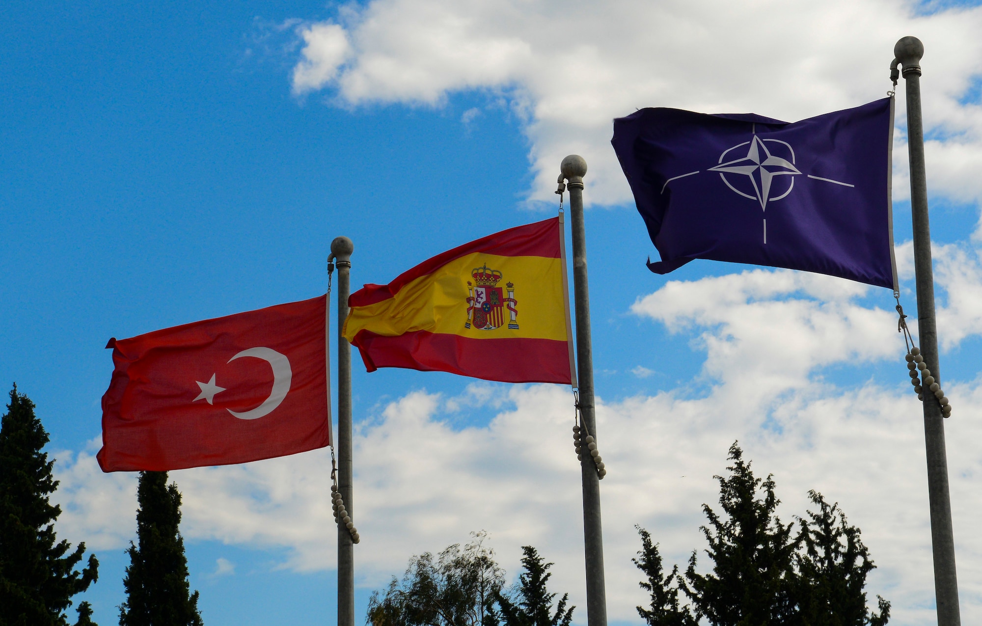 Gen. Philip Breedlove, NATO’s supreme allied commander for Europe and the commander of U.S. European Command visited with the Spanish Patriot Unit May 14, 2015, Adana, Turkey. Along with the Spanish operated battery in Adana, NATO forces also operate additional batteries in two other locations respectively in Turkey: Gaziantep and Kahramanmara. (U.S. Air Force photo by Airman 1st Class Cory W. Bush/Released)