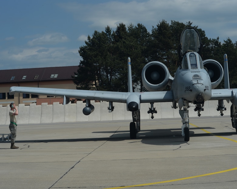 A U.S. Air Force crew chief assigned to the 354th Expeditionary Fighter Squadron salutes the pilot of an A-10 Thunderbolt II during a theater security package deployment at Sliac Air Base, Slovakia, May 18, 2015. As part of the deployment, the U.S. and Slovakian air forces will train together May 18-22 to improve interoperability in allied air operations and multinational close-air-support operations. (U.S. Air Force photo by Senior Airman Dylan Nuckolls/Released)
