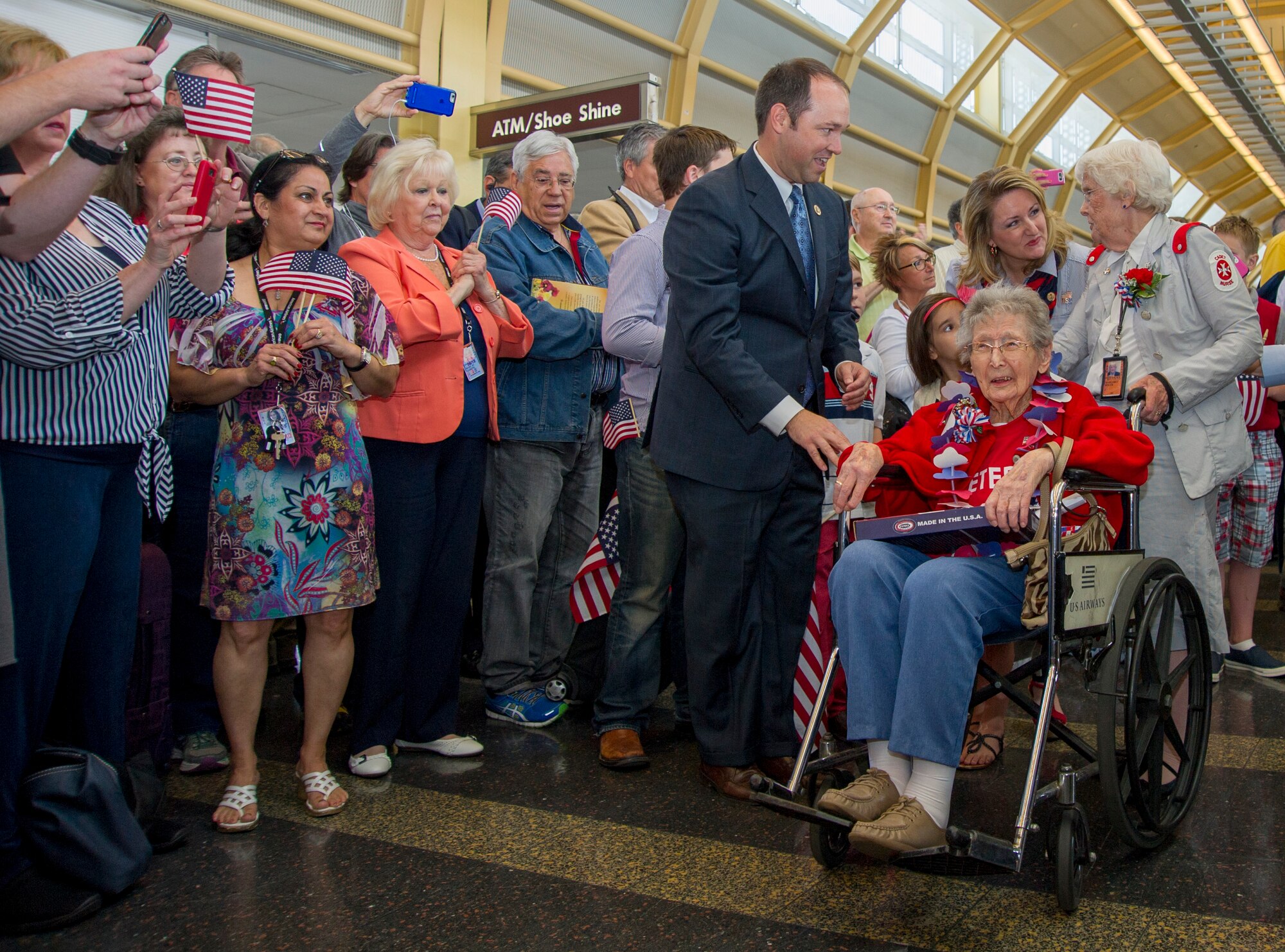 Patrons of Ronald Reagan Washington National Airport greet a 101-year-old Army veteran as she arrived to the airport in Arlington, Va., May 20, 2015. She is the oldest veteran of the Northeast Indiana Honor Flight. The Honor Flight Network is a non-profit organization created to honor America’s veterans for all their sacrifices by bringing them to visit and reflect at their memorials. U.S. Air Force photo/Airman 1st Class Ryan J. Sonnier)